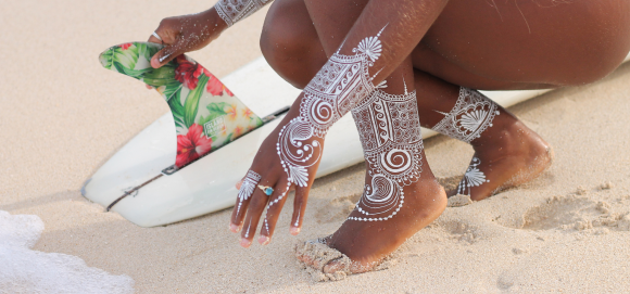 A beautiful henna bride with flowers